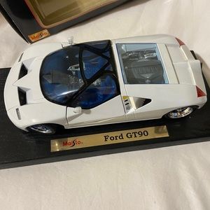 Maisto Special Edition Ford GT90 Black  1:18 Scale Diecast Car
